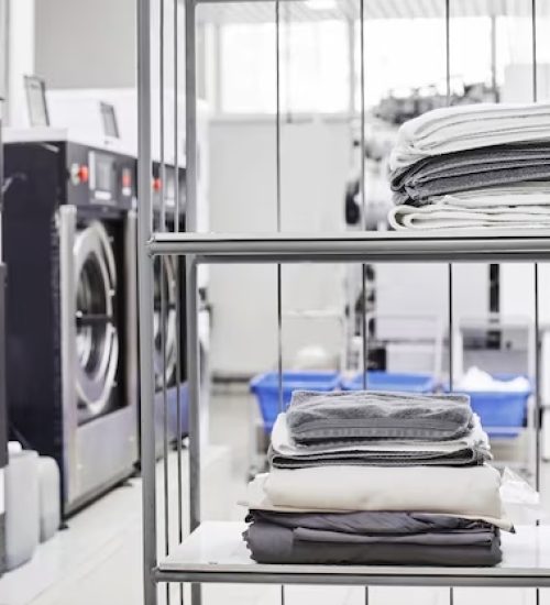 pesa-ropa-limpia-perchas-empaca-bolsas-plastico-tintoreria_154092-5771